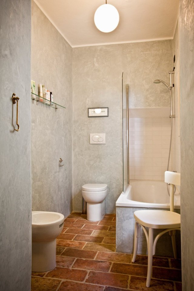 badrum-bilder-vintage-stil-grå-vägg-färg-effekter-badkar-glasvägg