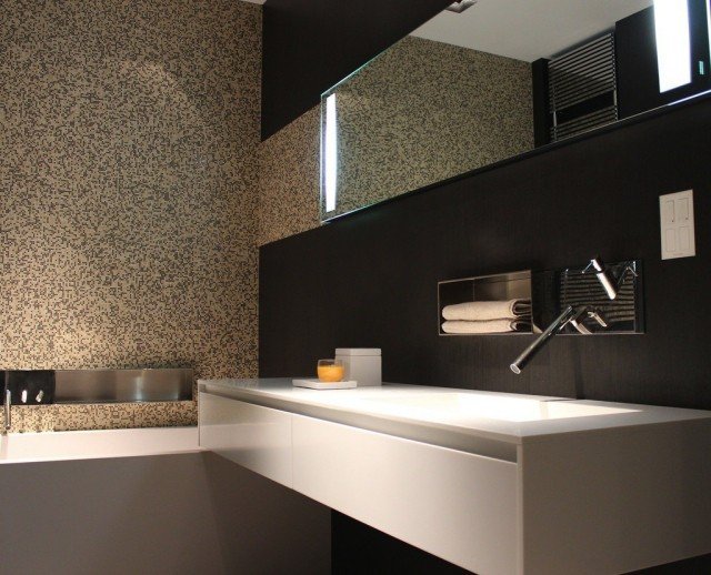 badrum-bilder-modern-choklad-brun-kakel-beige-mosaik-badkar-vit-högglans-tvättställ