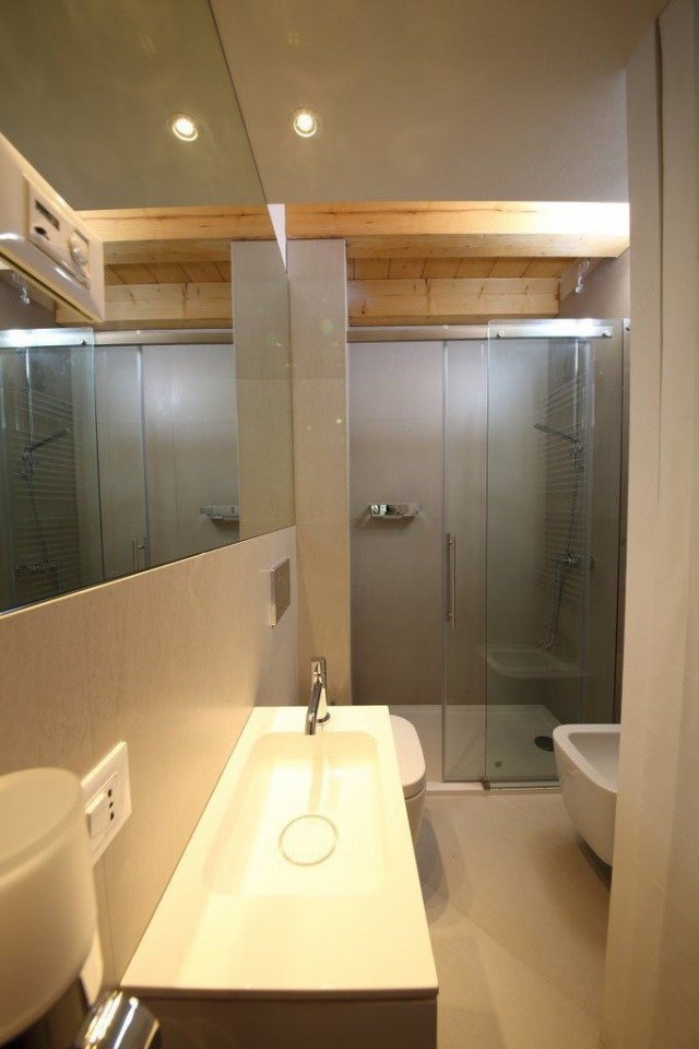 badrum-bilder-modern-dusch-glas-skjutdörr-stor-vägg-spegel