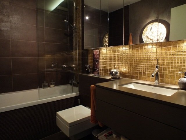 badrum-bilder-gyllene-mosaik-kakel-spegel-kakel-badkar-dusch