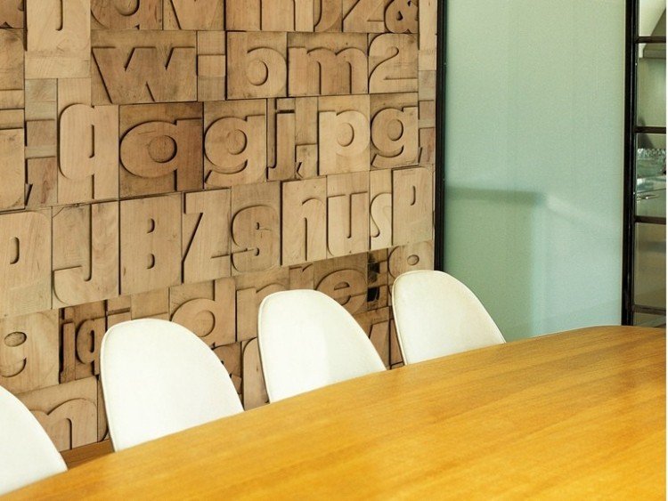 tapeter-matsal-trä-look-bokstäver-TYPOLOGI-wallanddeco