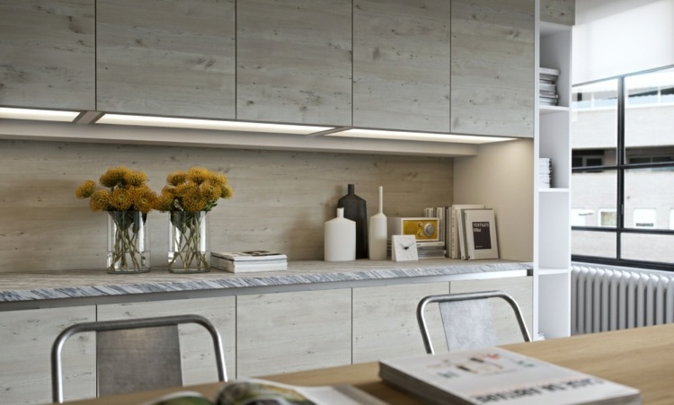 kök väggpaneler trä grå design modern belysning blommor vaser