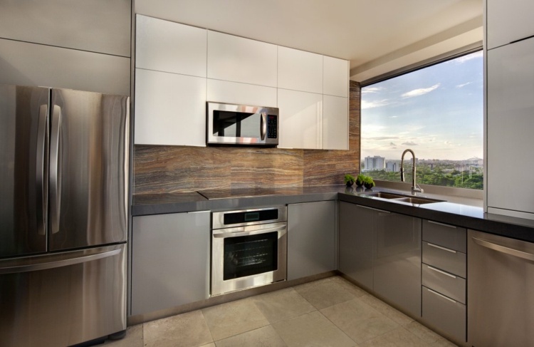 väggpaneler kök sten optik grå interiör minimalistisk kylskåp