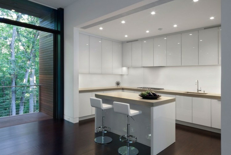 väggpaneler kök interiör modern elegant vit design bar stol