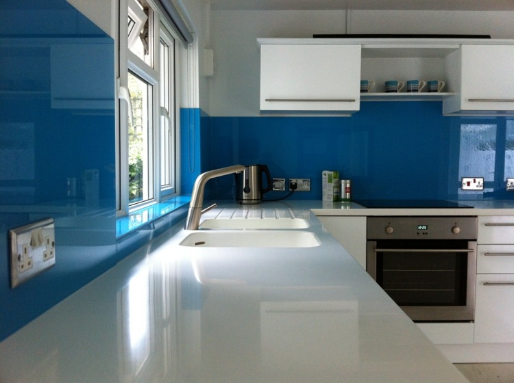 väggpaneler kök blå inspiration högglans vit bänkskiva