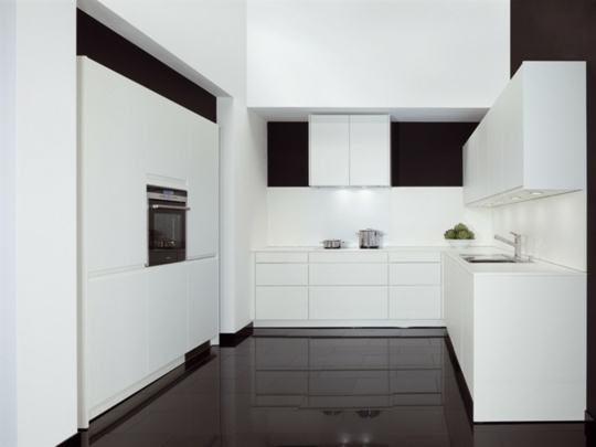 helt-vitt-kök-möbler-svarta-väggar-kontrast