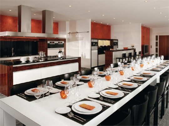 stora-moderna-kök-röda accentväggar