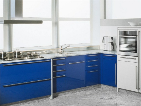 modern-vit-kök-blå-kök-skåp