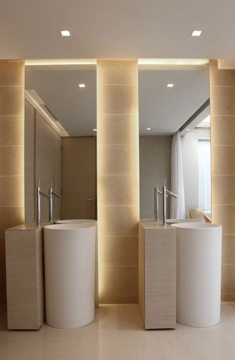 Väggbelysning-idéer-badrum-indirekt-golv-till-tak-spegel-kolumn-handfat