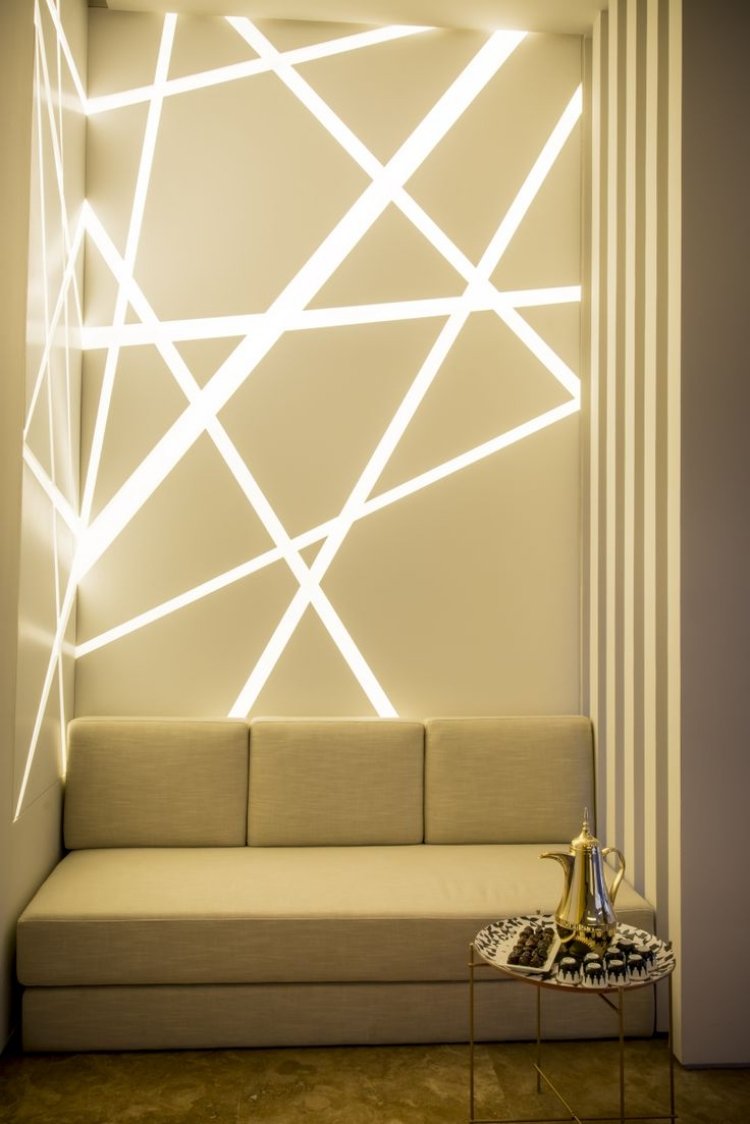 Väggbelysning-idéer-led-väggpaneler-linjer-beige-soffa