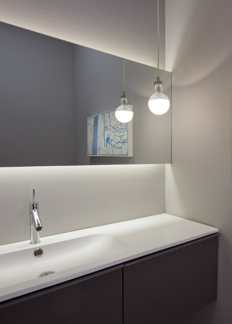 Väggbelysning-idéer-badrum-spegel-skåp-led-indirekt-bakgrundsbelysning