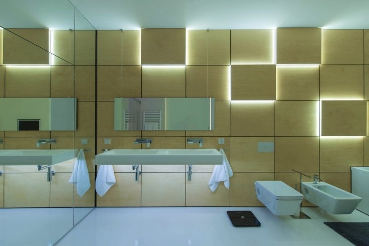 Väggbelysning-idéer-badrum-trä-vägg-panel-indirekt-belysning