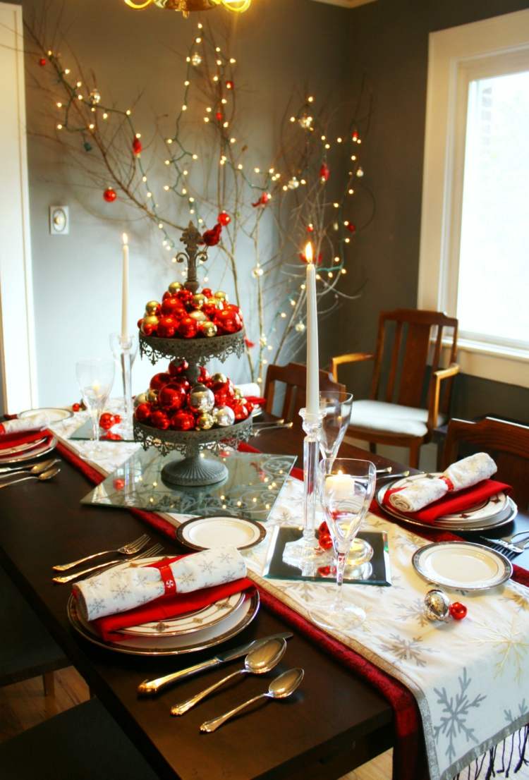 dekorationsidéer för julbordet grenar tallrikar servetter bordslöpare