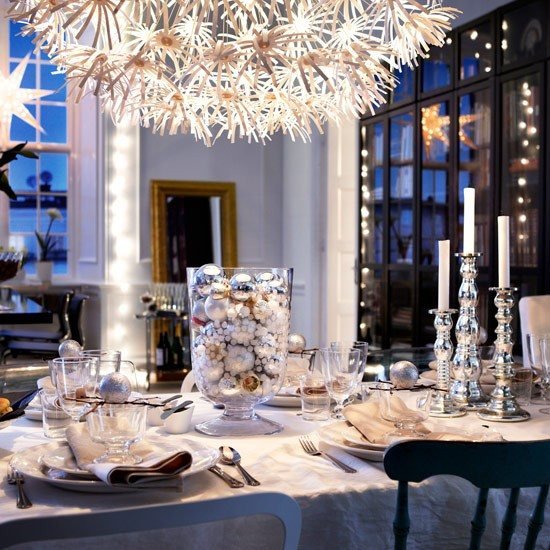 Dekorationsidéer till julbordet glänsande vasglasbollar i silverglas