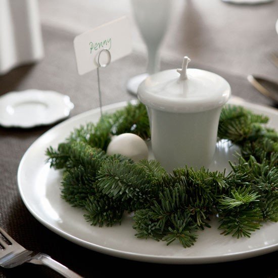 bordsdekor jul vit grönt bord tannenkranz