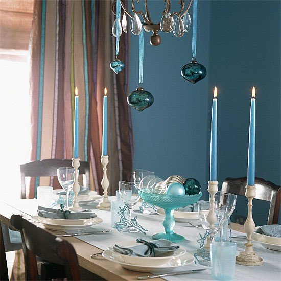 juldekorationsbord ljusblått vitt tema ljuskrona trädbollar