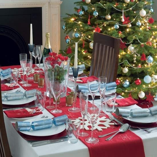 dekorationsidéer julbord ljusblå kex röd bordsvagn