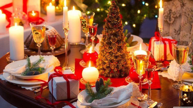 dekorationsidéer till julbordet romantisk levande ljus gran mini grangrön