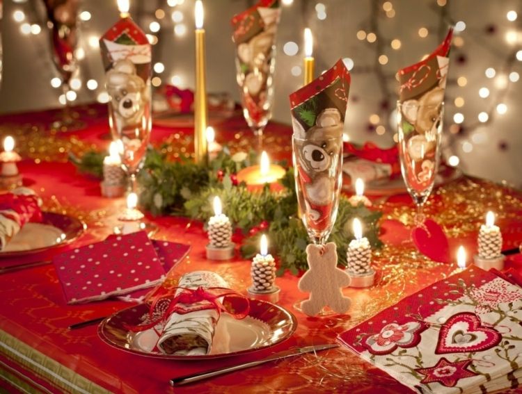 dekorationsidéer till julbordet röda textilservetter teddy ljus tallkottar