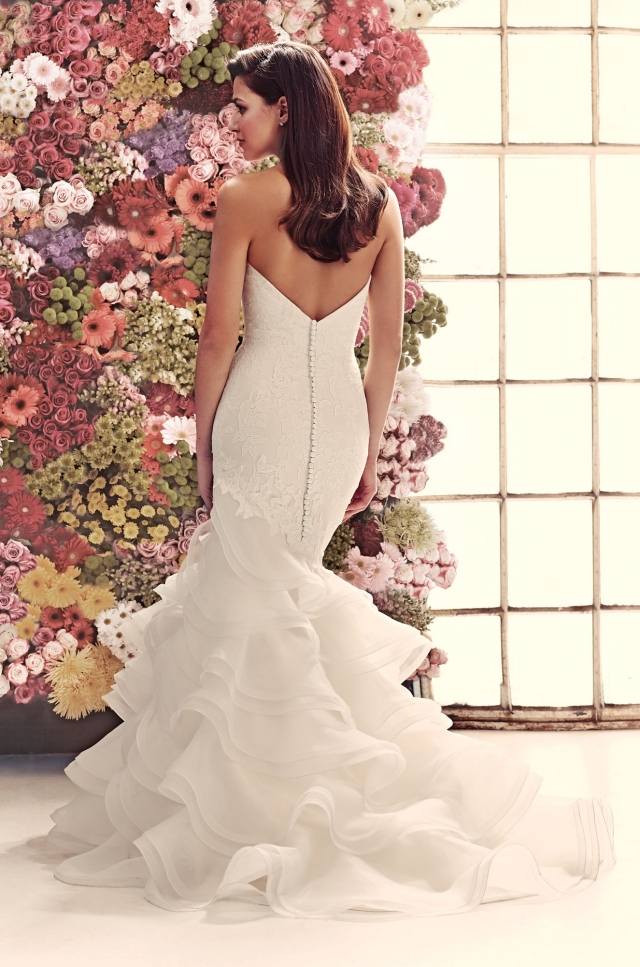 axelbandslös-bröllopsklänning-med-volang-botten-del-hona-elegant-mikaella