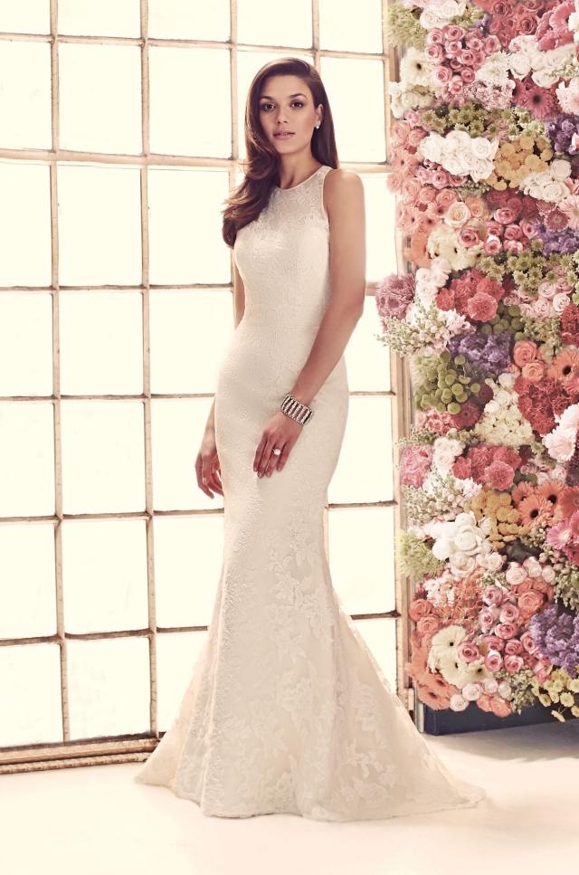 Spetsklänning-halterneck-remmar-elegant-design-Mikaella