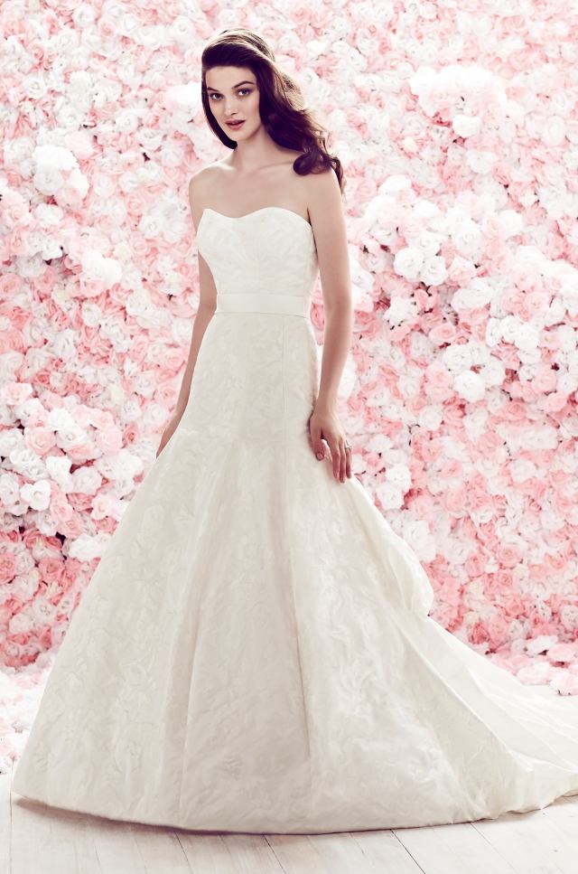 Enkel-bröllopsklänning-vit-älskling-halsringning-haute-couture-2014