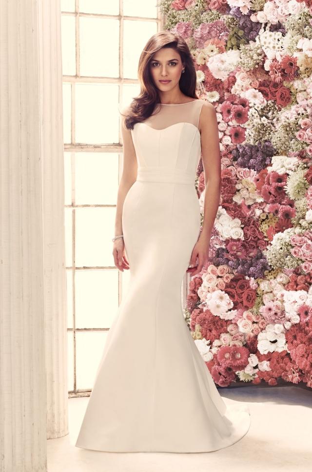 Bröllopsklänningar-betonade-midja-transparenta-remmar-hög halsringning-elegant-och-chic