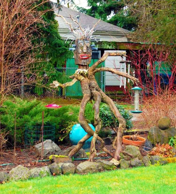 trädgård-dekorationer-halloween-drivved-skulptur-buskar-stenar-hinkar