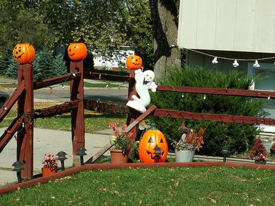 trädgårdsdekorationer halloween idéer plast pumpa staket