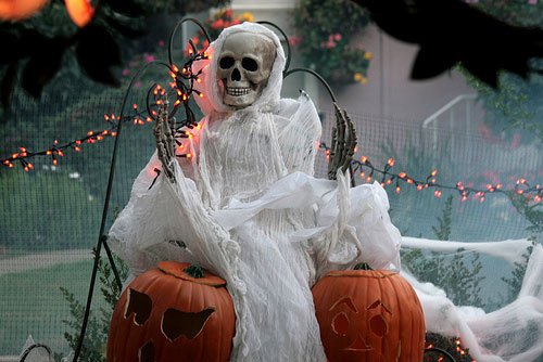 Halloween dekoration idéer utanför skelett fairy lampor pumpor