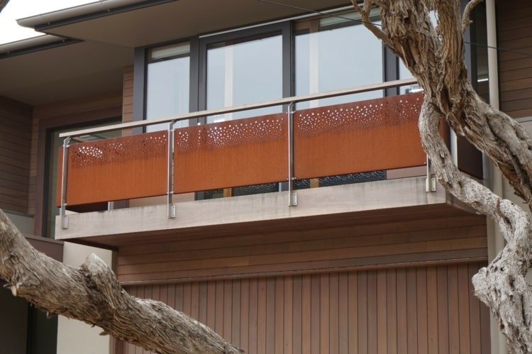 Sekretessskärm i cortenstål på en balkong för räcket