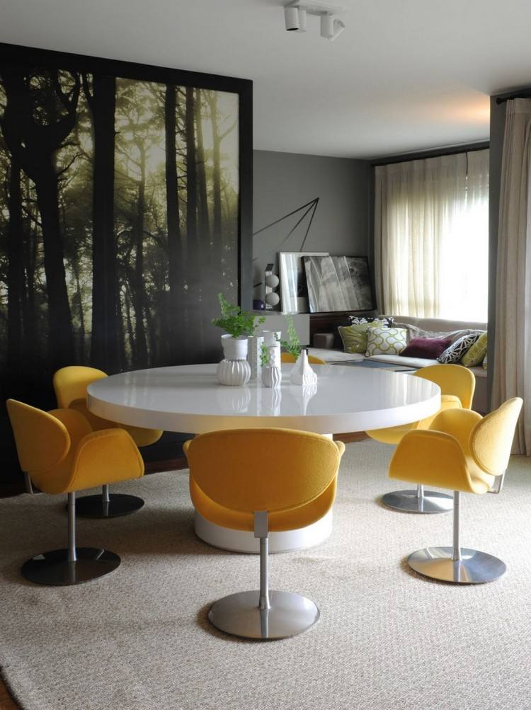 matsal-design-gul-matsal-fåtölj-metall-bas-runt-vitt-matbord