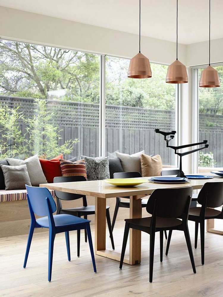 matsal-design-trä-matbord-rektangulärt-färgglada-stolar-bänk-fönster