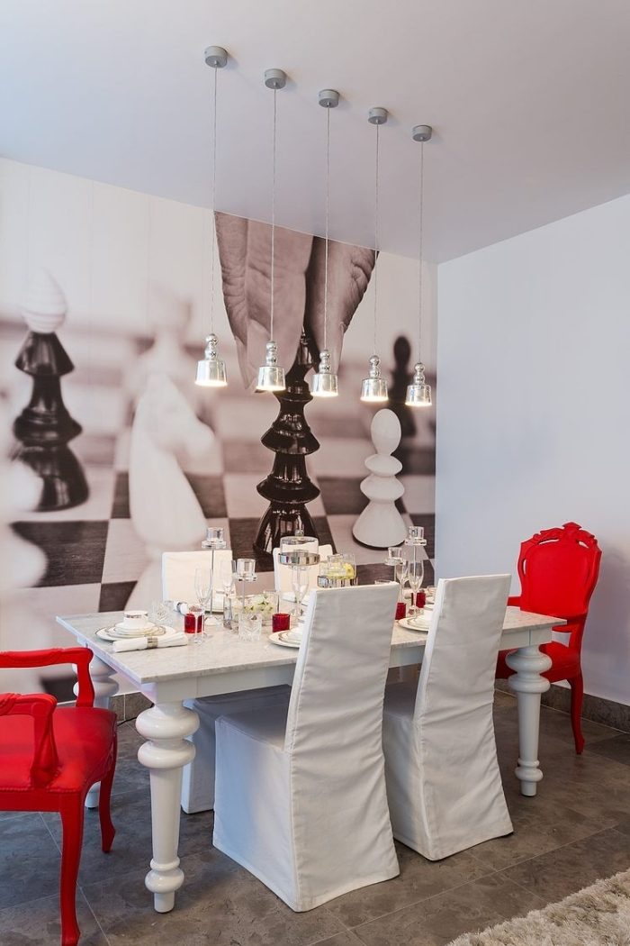 eklektiska-möbler-vita-röda-stolar-väggdekoration-fototapet-schackspel