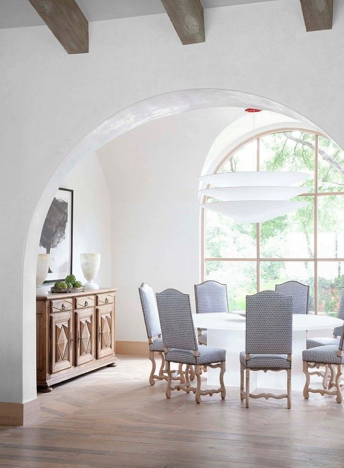 matbord-vit-rund-ovanlig-lampa-matsal-stolar-och-byrå-retro-stil-trä
