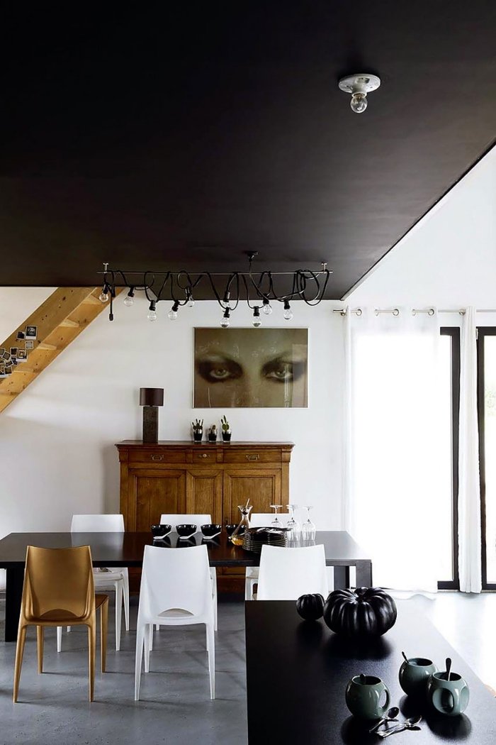 Matsal-svart-tak-möbler-guld-stol-vägg-konst-foton-design-idéer