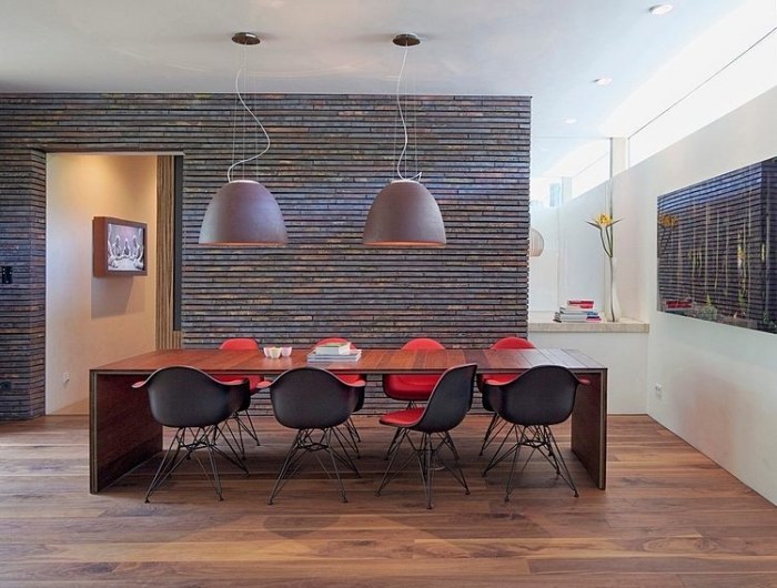 matsal-vägg-design-tegel-vägg-effekt-tapet-stolar-röd-sits