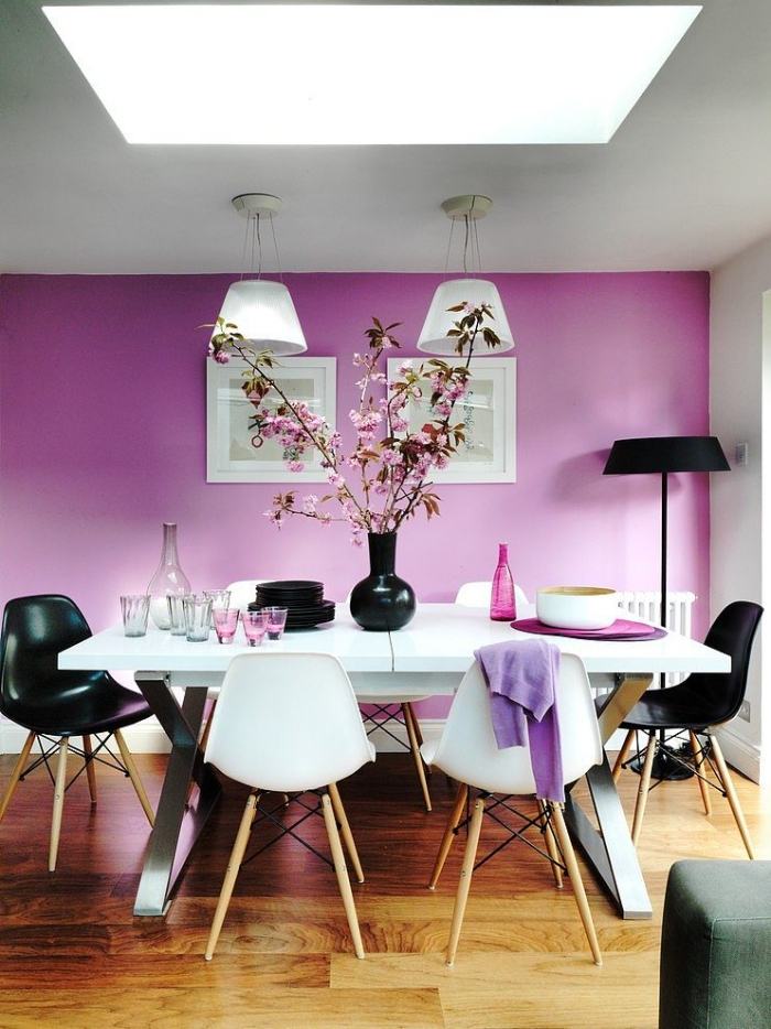 matsal-vägg-design-med-färg-fuchsia-lila-stolar-träram-vit-svart