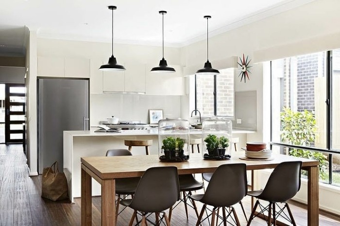 svart-vitt-kök-matplats-design-massivt trä-bord-taklampor
