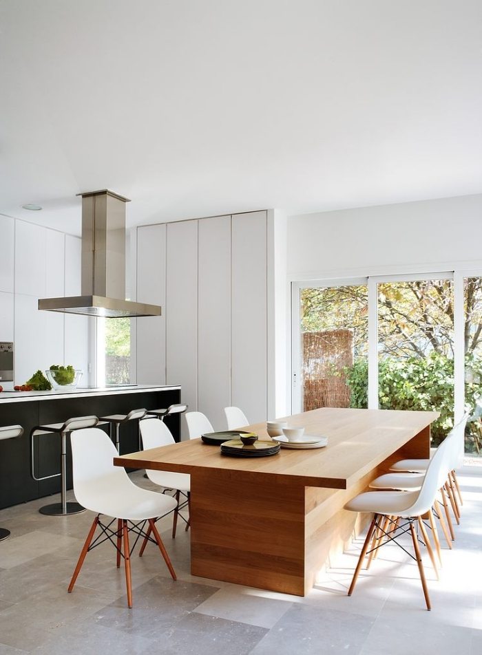 vardags-kök-inbyggda-i-skåp-ö-matbord-ljus-trä-stolar-design-klassiker