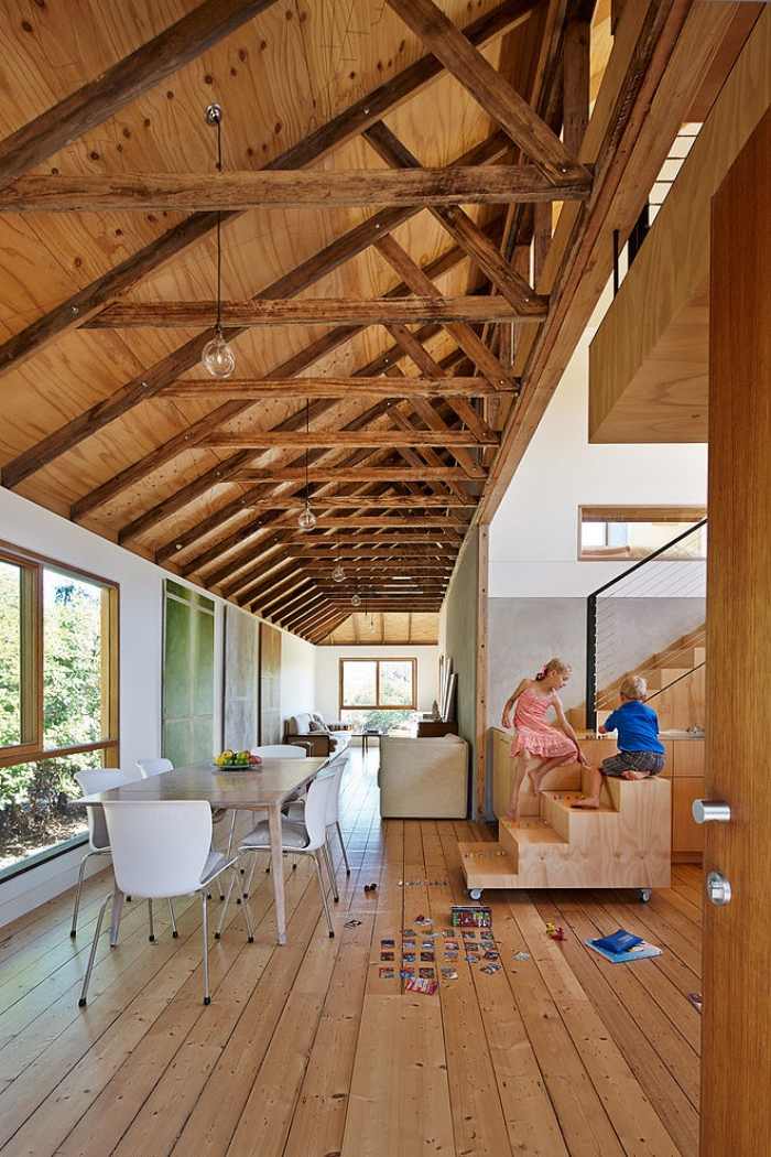 lägenhet-loft-stil-design-matplats-vitt-möbler-lutning tak-trä-beklädnad