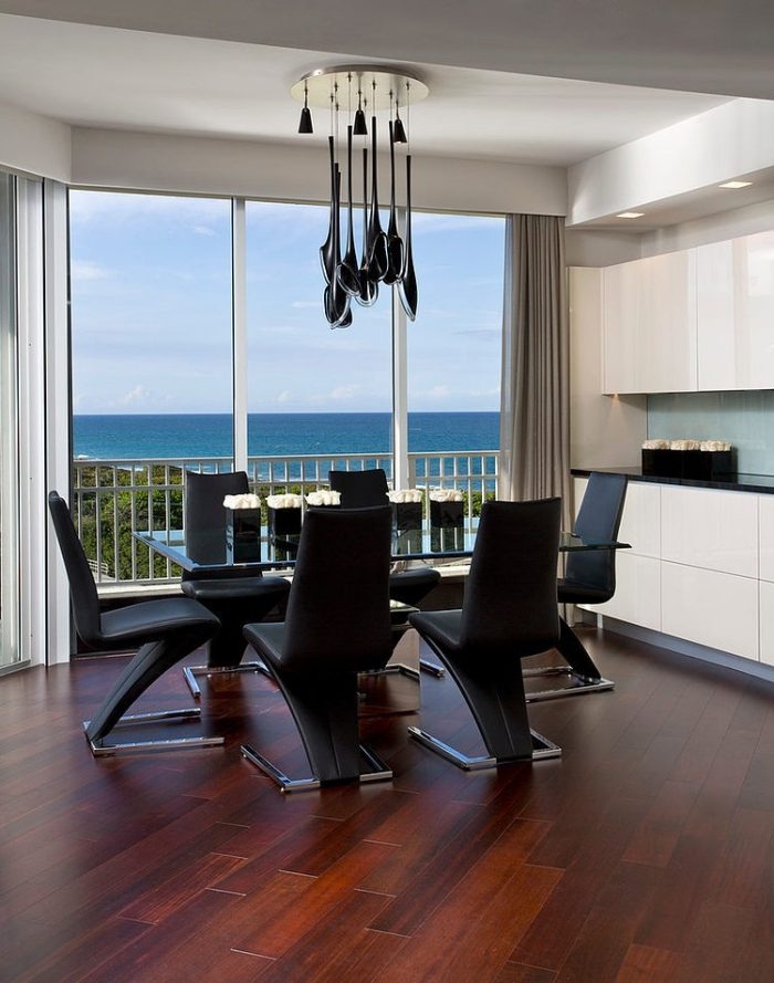 lägenhet-med-havsutsikt-interiör-design-enkla-möbler-matplats-mörk-trä-laminat
