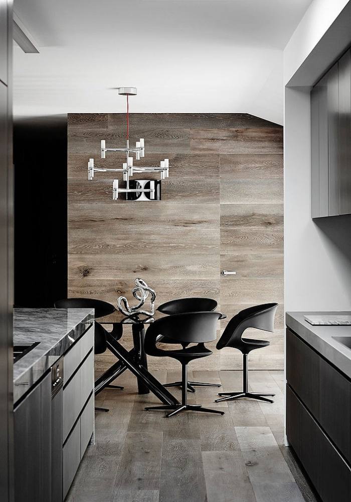 design-kök-metall-ljuskrona-marmor-kokplatta-grå-vit