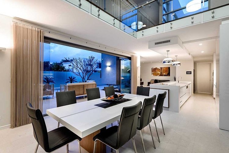 design-hus-interiör-kök-matplats-design-svart-vit-blanka fronter