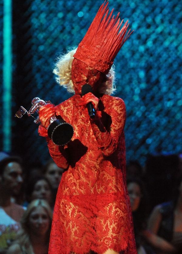 Lady Gaga scen show kostym röd make up Halloween idéer