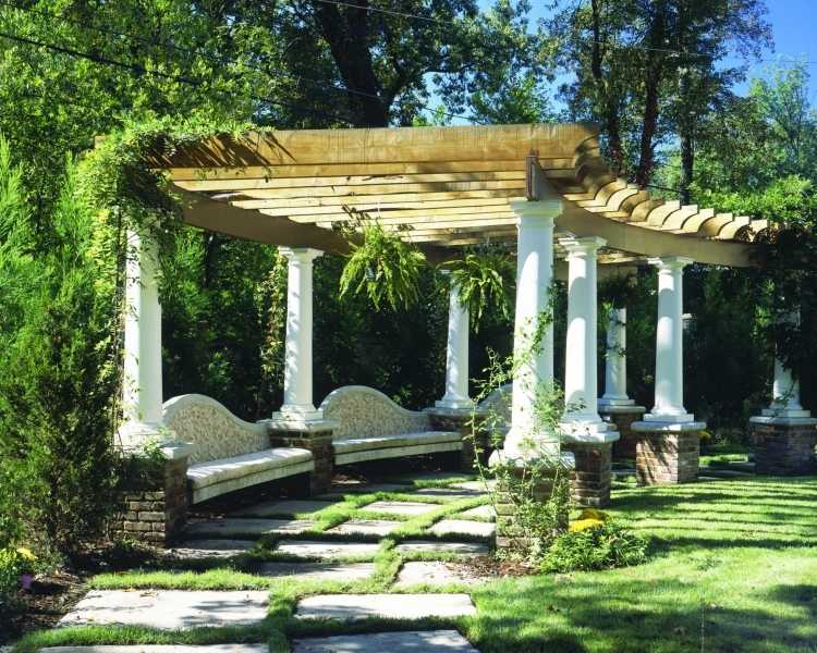 pergola-trädgård-kolumner-gräsmatta-trädgård design-bänkar-murade-växter-träd