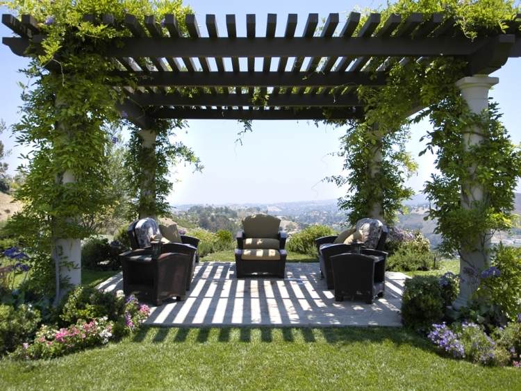 Pergola-trädgård-trä-lameller-trädgårdsmöbler-stoppade-klätterväxter-gräsmatta-blommor