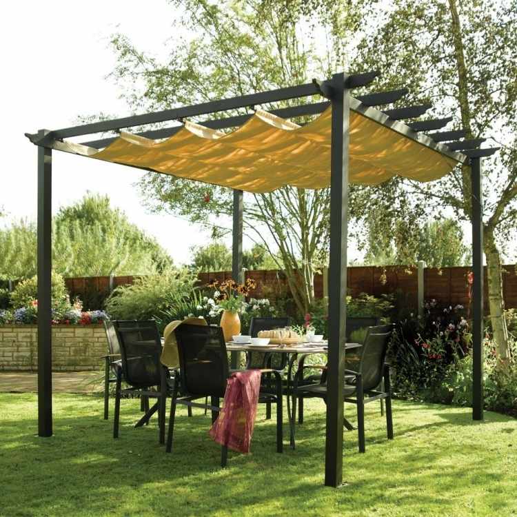 pergola-trädgård-markis-tyg-trä-konstruktion-stolar-bord-sekretess-skärm-staket-gräsmatta