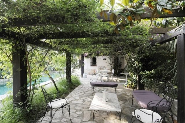 pergola trädgård sekretessrännor romantiska smidesmöbler