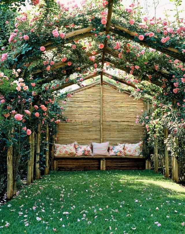 idéer pergola trädgård klättring rosor bänk romantisk